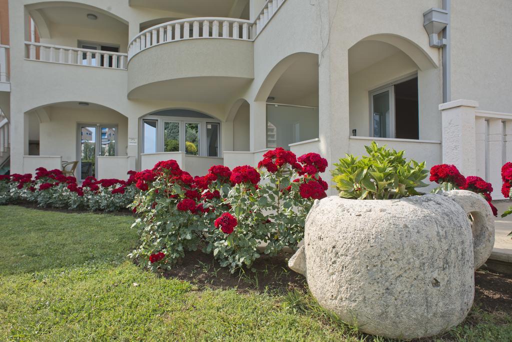 Vila V Lux Apartments Petrovac Exteriör bild